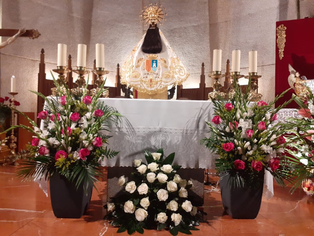 Nuevo manto a la Virgen donación de un vecino