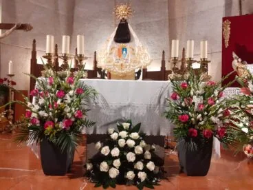 Nuevo manto a la Virgen donación de un vecino