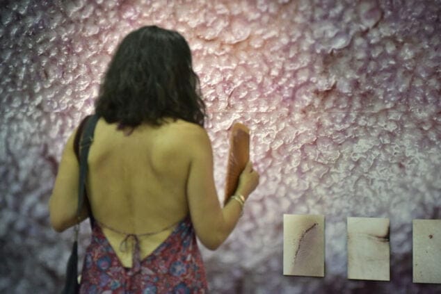 Imagen: Observando una de las exposiciones