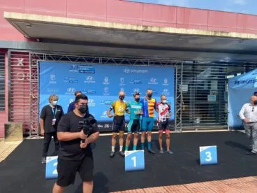 Pablo Ivars con compañeros ciclistas