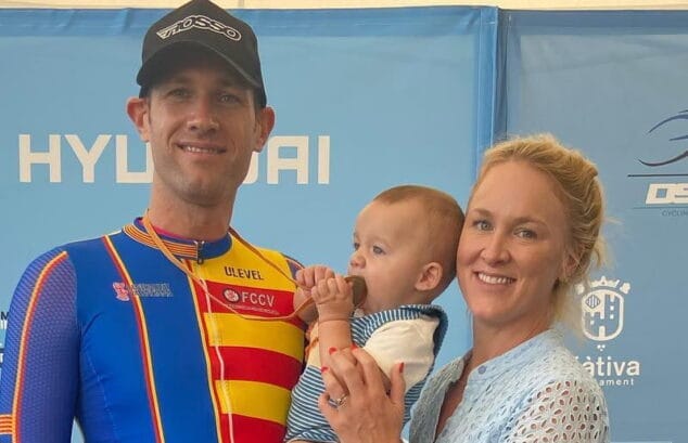 Imagen: Pablo Ivars con la medalla de bronce junto a la familia