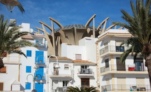 Imagen: Parte de la iglesia de Loreto desde la playa de la Grava