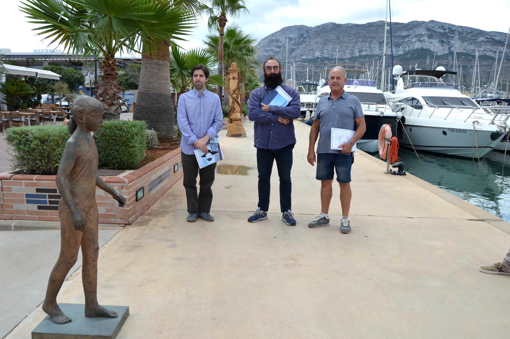 Los tres premiados en la III edición de esculturas frente al mar