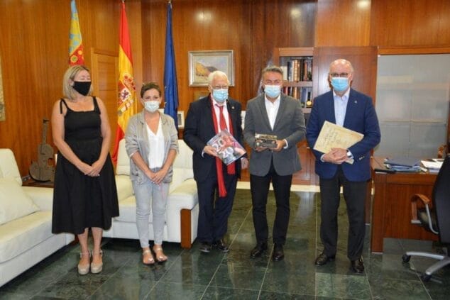 Imagen: Recibimiento del Padre Ángel en el Ayuntamiento de Xàbia
