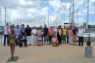 Todos los escultores participantes con el jurado