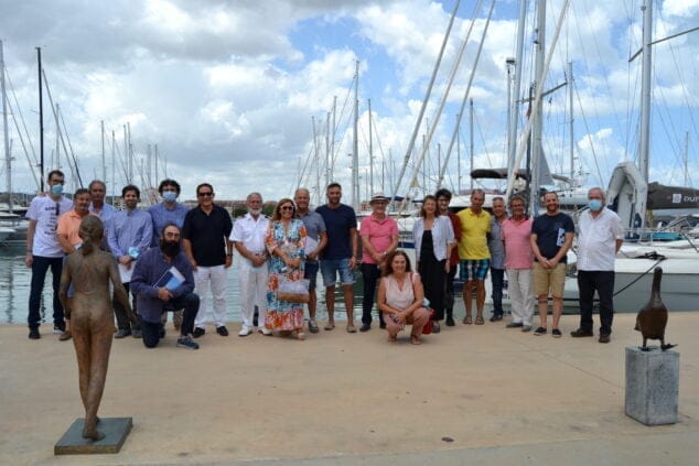 Imagen: Todos los escultores participantes con el jurado
