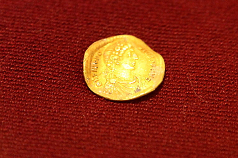 Una de las monedas halladas