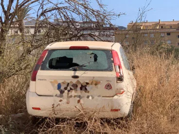 Vehículo estacionado en la parcela incendiada