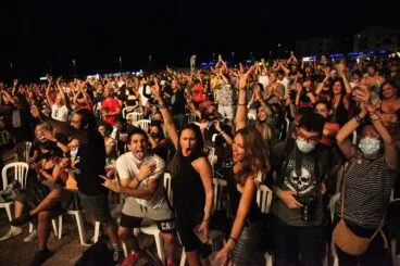 Entregado público en el concierto de Los Zigarros