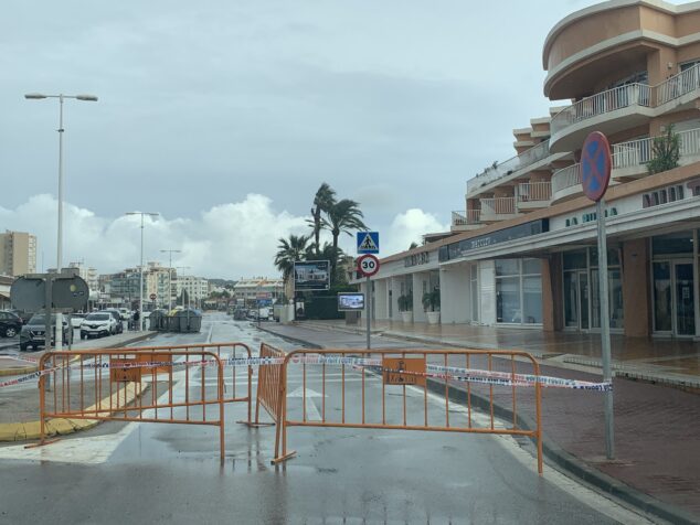 Imagen: Avenida de la playa del Arenal cortada al tráfico
