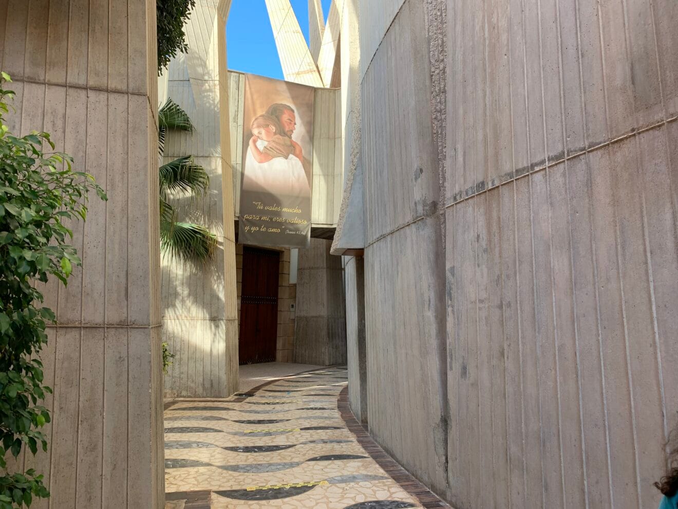 Acceso al interior de la Iglesia de Nuestra Señora de Loreto