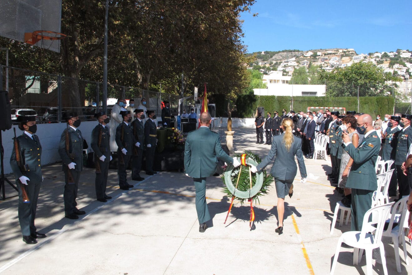 Ofrenda a los agentes caídos en acto de servicio