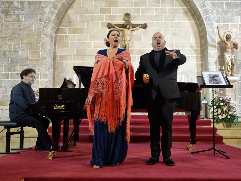 Actuación de Montserrat Martí Caballé y Luis Santana