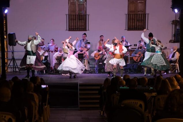 Imagen: Actuación del Grup de danses del Portitxol