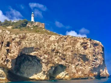 Bajo el faro del cabo de la Nau. Foto Consuelo Cuenta Morató