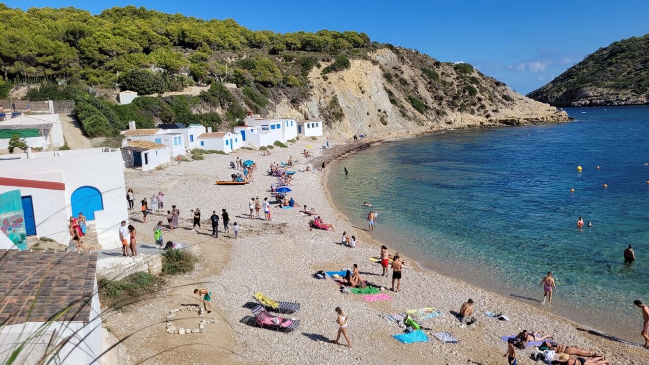 Bañistas en la Cala de la Barraca