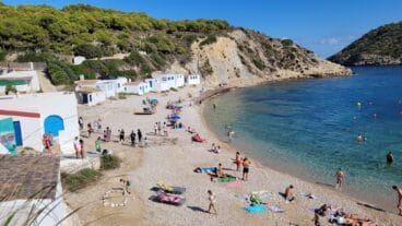 Bañistas en la Cala de la Barraca