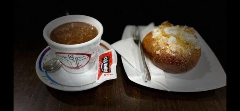 Chocolate y mona de pascua en Cafetería L'Encant de Jávea