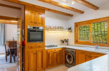Cocina con vistas en villa familiar con Vicens Ash Properties