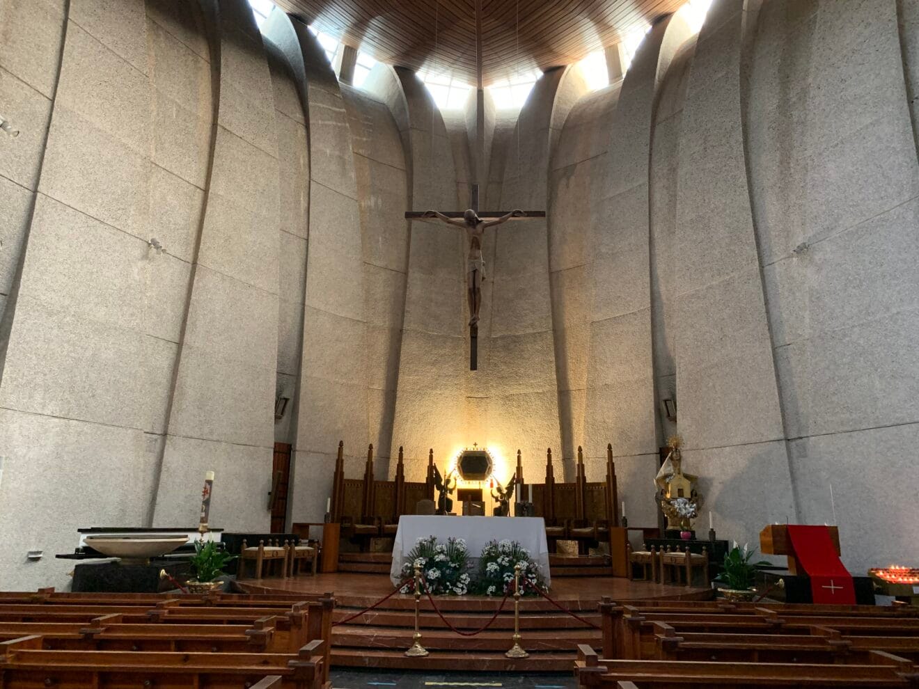 Cristo colgado en el altar de la Iglesia
