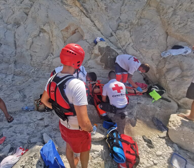 Cruz Roja atiende a la joven herida en una cala de Xàbia