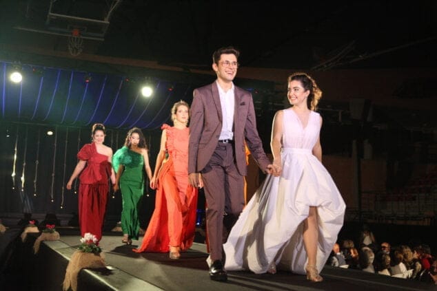 Imagen: Desfile de moda en el acto de elección de reina, damas y presidentes 2022