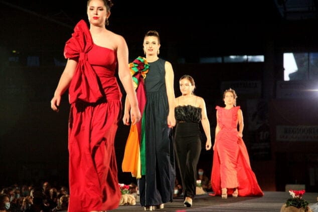 Imagen: Desfile de moda en la elección de Reina, damas y presidentes de la quintà 2021