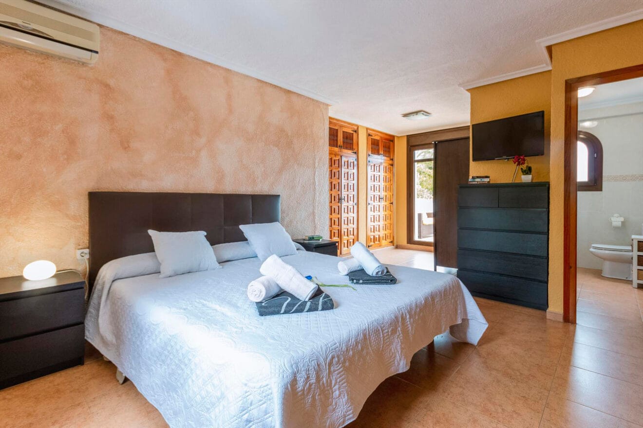Dormitorio principal de villa La Veleta con Aguila Villas