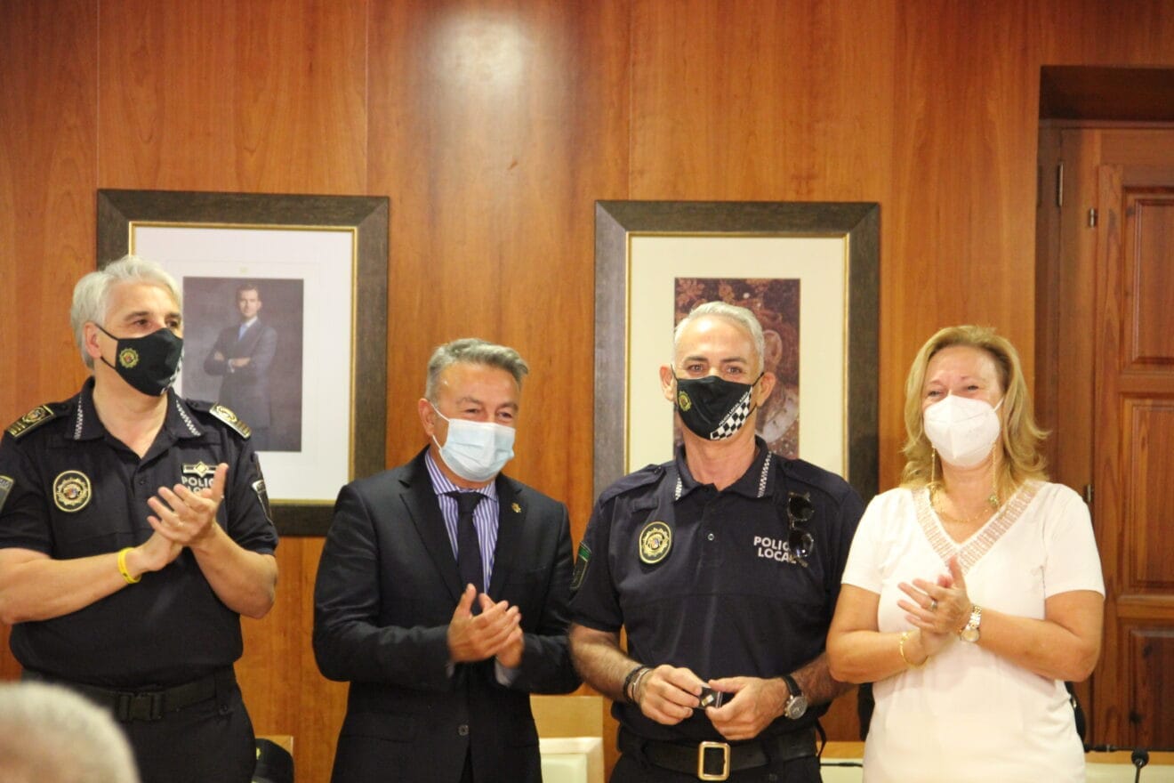 Entrega de distintivo a los años de servicio