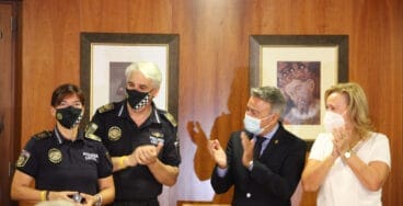 Entrega de distintivo a una agente del cuerpo de Policía Local de Xàbia