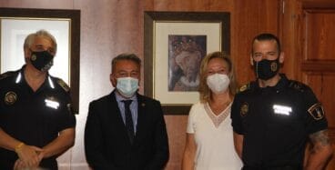 Entrega de los distintivos a los agentes de policía local de Xàbia
