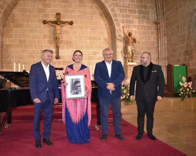 Imagen: Entrega del obsequio del Ayuntamiento de Xàbia a Montserrat