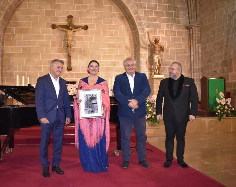 Entrega del obsequio del Ayuntamiento de Xàbia a Montserrat