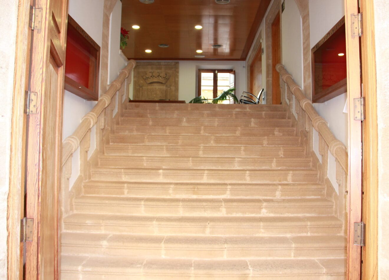 Escaleras de tosca de la entrada al Ayuntamiento de Xàbia