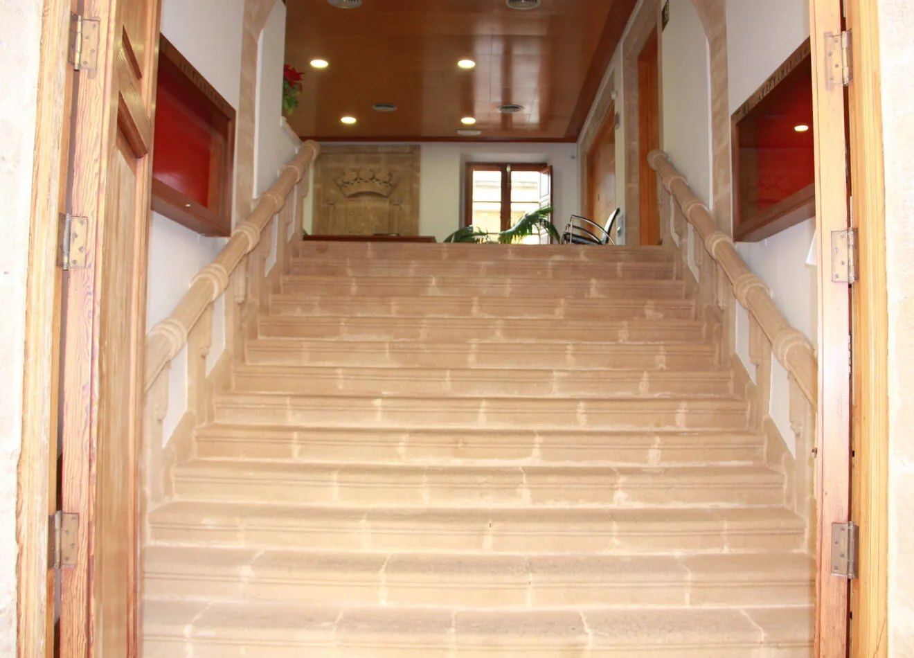 Escaleras de tosca de la entrada al Ayuntamiento de Xàbia