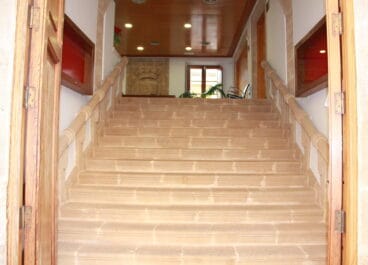 Escaleras de tosca de la entrada al Ayuntamiento de Xàbia