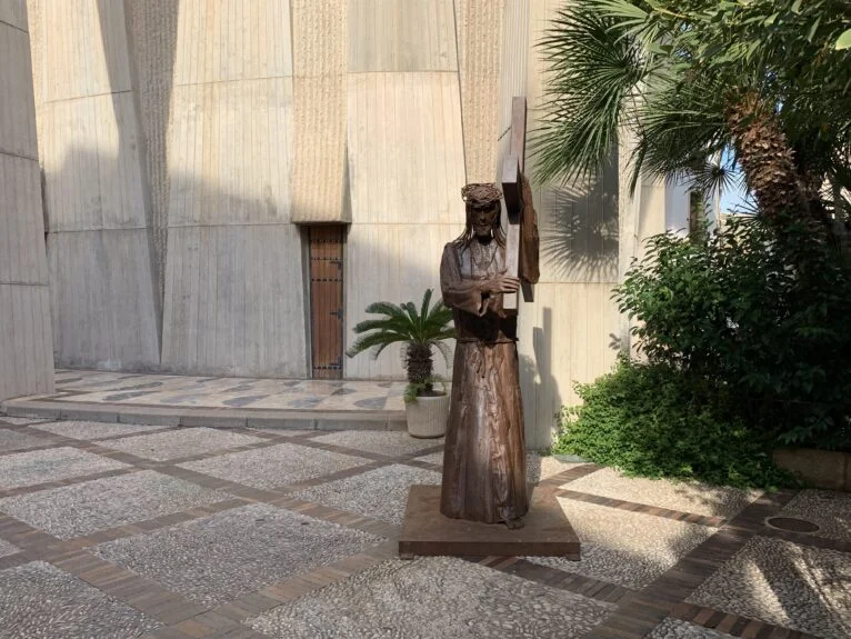 Escultura de Jesús Nazareno a la entrada del recinto católico