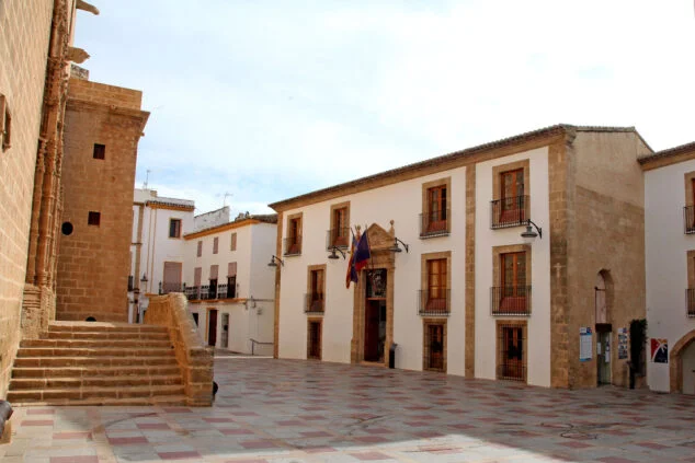 Imagen: Fachada y plaza del Ayuntamiento de Xàbia