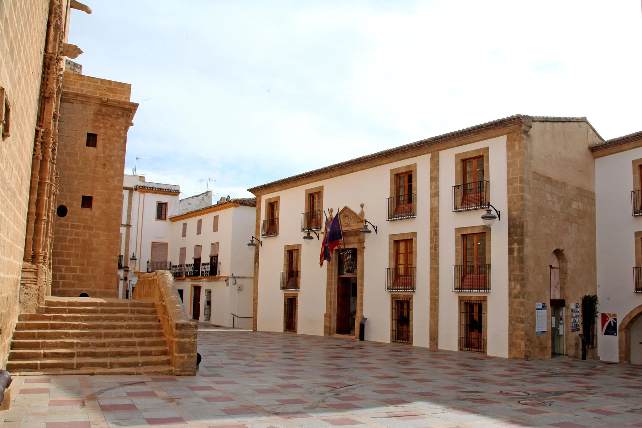 Fachada y plaza del Ayuntamiento de Xàbia