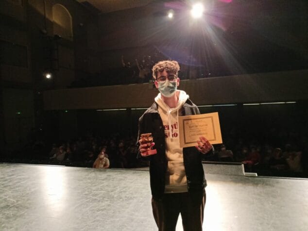 Imagen: Hugo Fernández con el premio