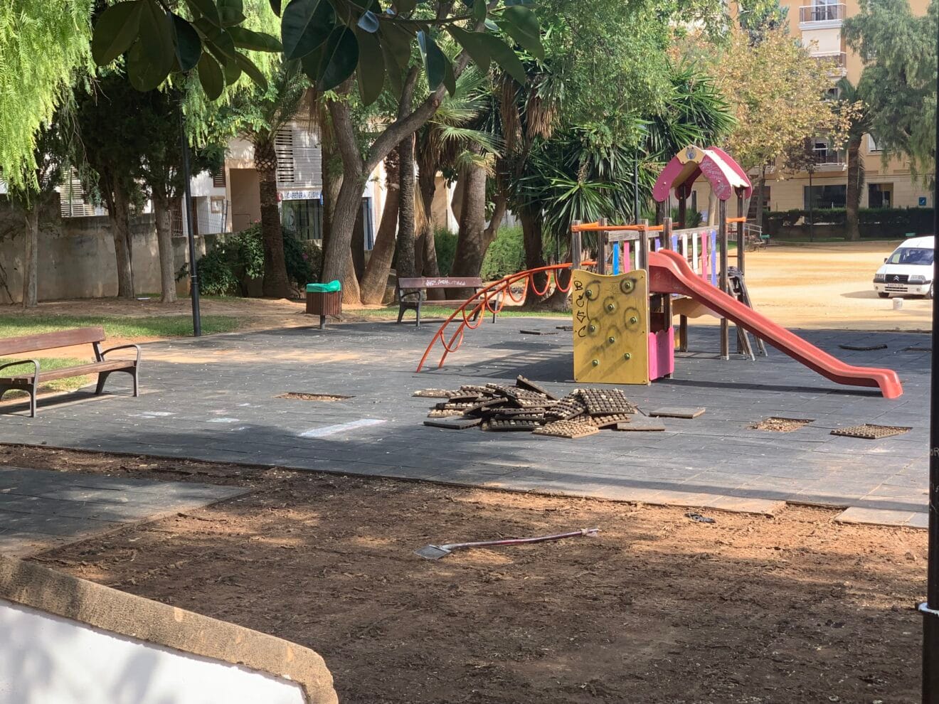 Inician los trabajos de retirada de caucho del parque de thiviers