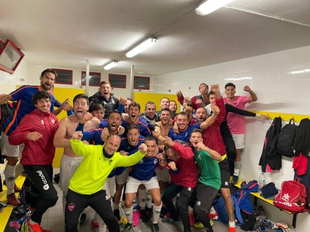 Imagen: Jugadores del CD Jávea celebrando el liderazgo
