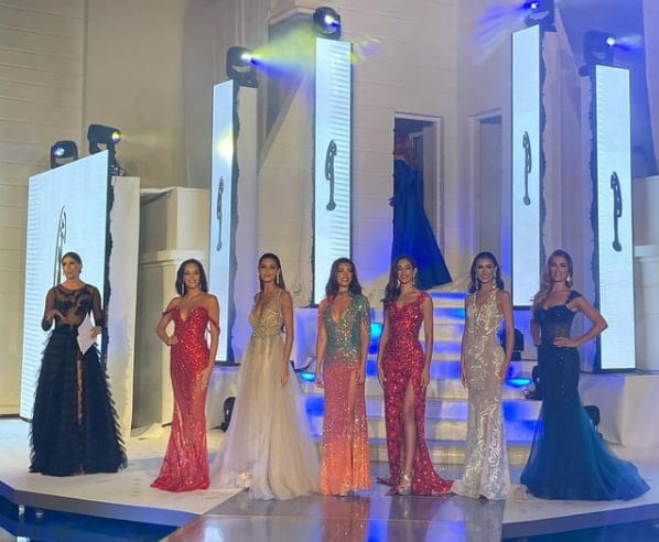 Imagen: Juliette Slama entre las seis finalistas