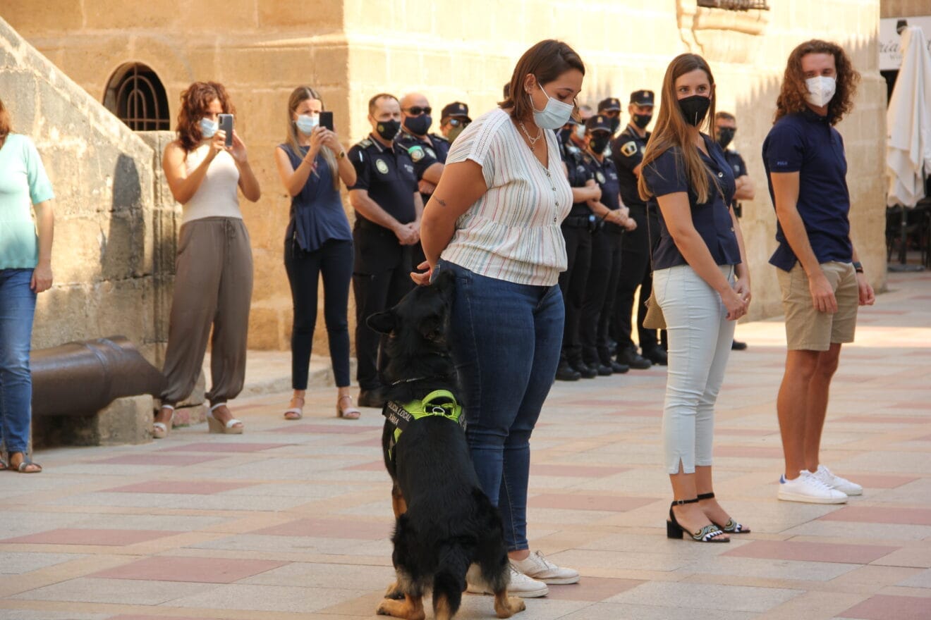 Kosmo detecta sustancias estupefacientes a una voluntaria en el simulacro