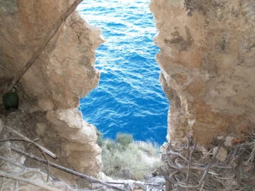 La pesquera del Morret del Diable. Foto tomada desde el interior del refugio. Museu de Xàbia
