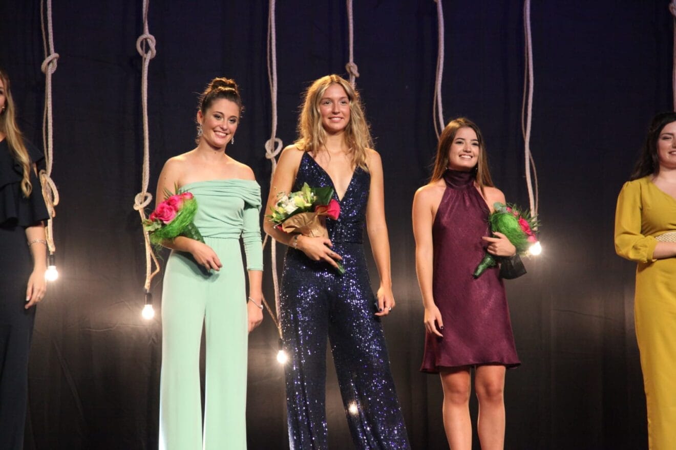 Nara junto a sus damas