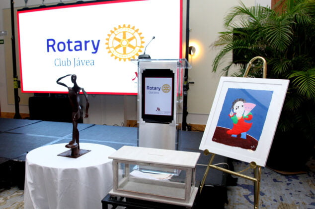 Imagen: Obras donadas para la rifa del Club Rotary a favor de Mensajeros de la Paz