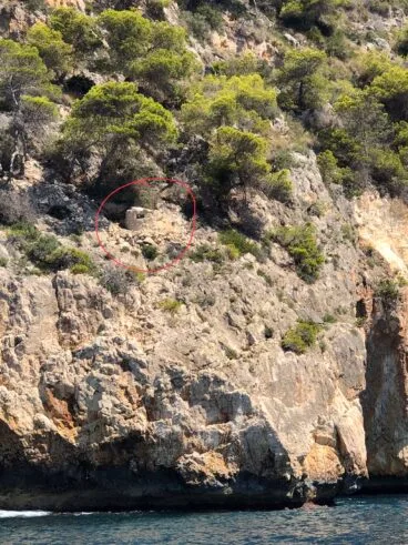 Orografia de les pesqueres de cingle con refugio reciente. Foto Consuelo Cuenta Morató