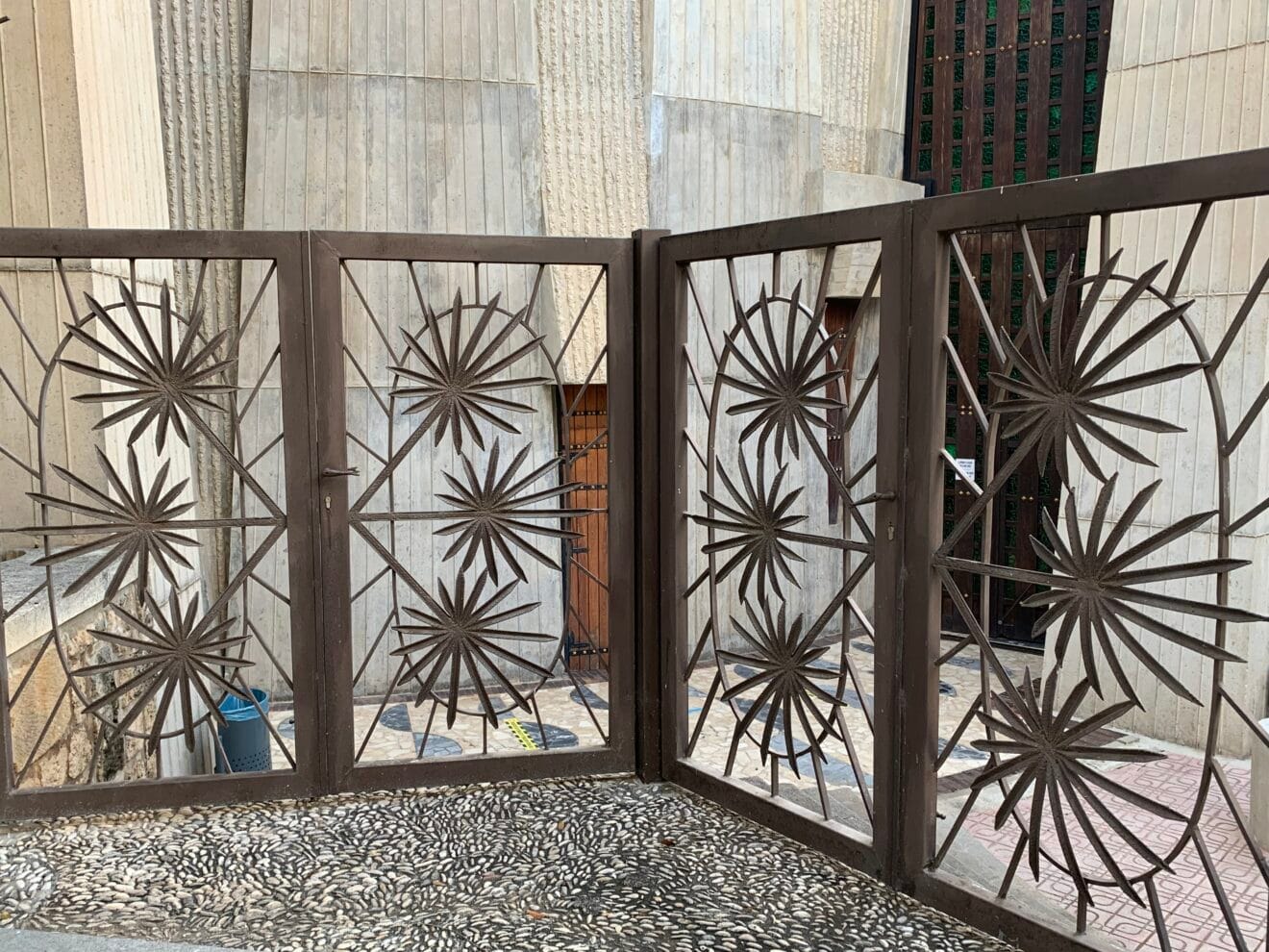 Parte del cerramiento del centro eclesiástico