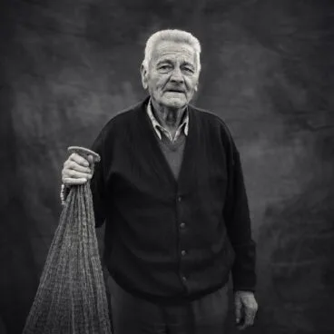 Pescador con el rall preparado para lanzar. Foto Jake Abbott